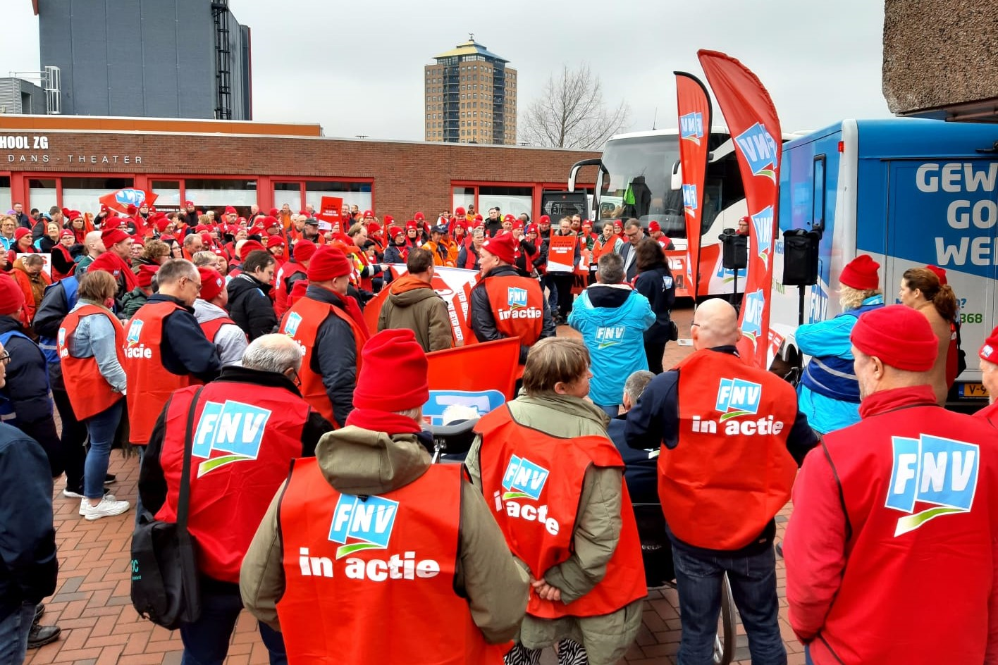 Karavaan Met 5 Bussen En 250 Medewerkers Sociale Werkbedrijven Trekt ...