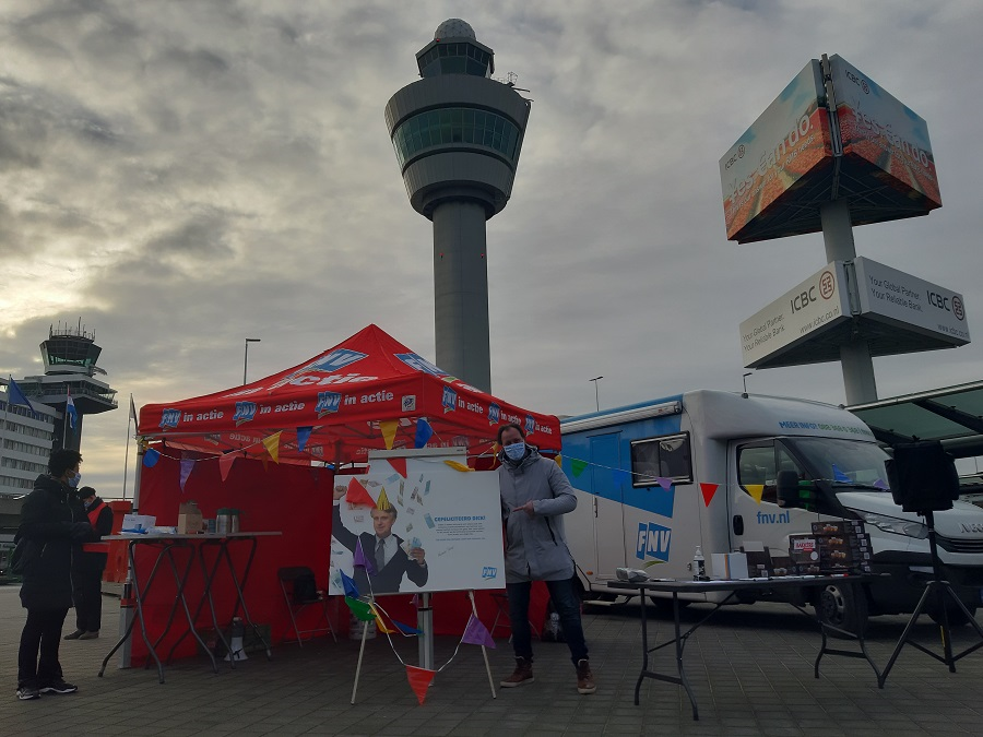 Grote Inkomensongelijkheid Met 'felicitaties' Voor Benschop Op Schiphol ...